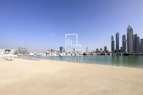 Квартира с 3 спальнями в EMAAR Beachfront, ОАЭ №193092 3