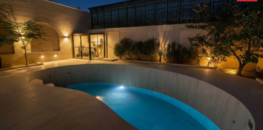 Villa de 4 dormitorios en Umm Suqeim, UAE No. 115497