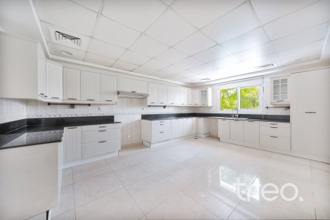 4 bedrooms Villa in Meadows, UAE No. 186602 7