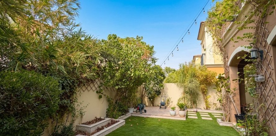 3 bedrooms Villa in Dubai, UAE No. 199364