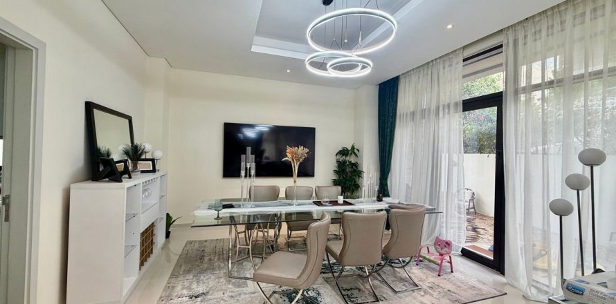 5 bedrooms Villa in Dubai, UAE No. 161336