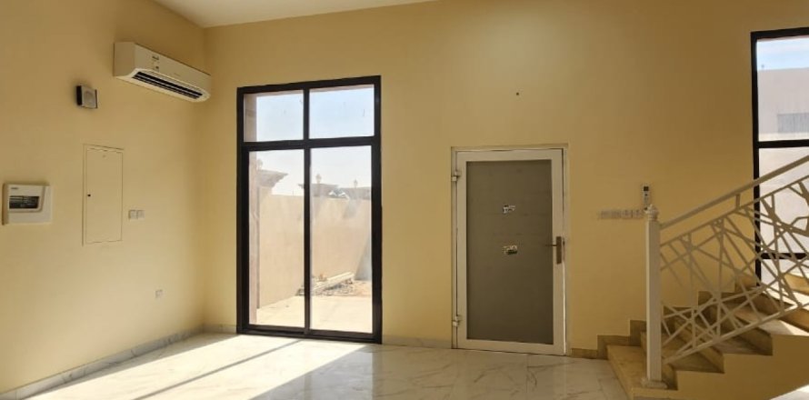 6 bedrooms Villa in Al Qusaidat, UAE No. 184119