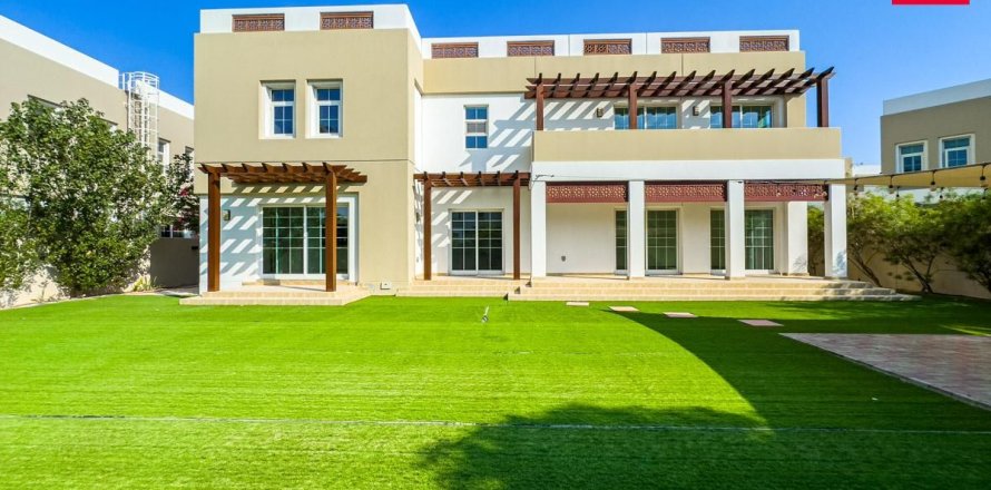 Villa de 5 dormitorios en Dubai, UAE No. 135729