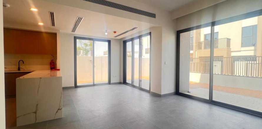 4 bedrooms Townhouse in Dubai, UAE No. 107454