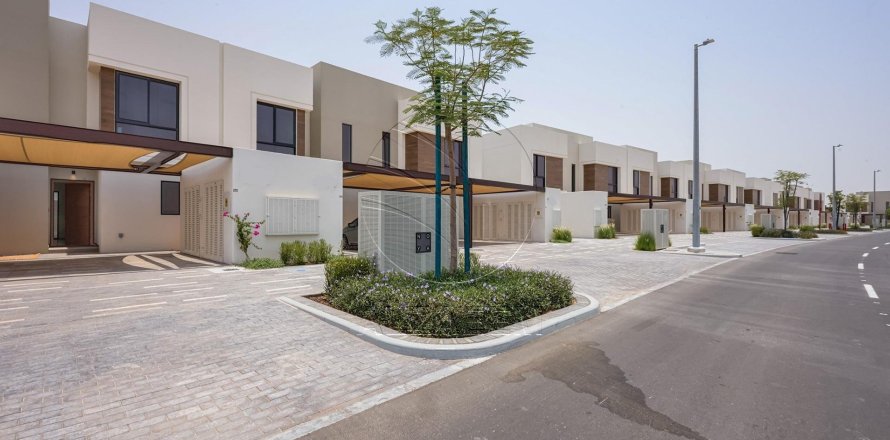 2 bedrooms Townhouse on the Yas Island, UAE No. 90332