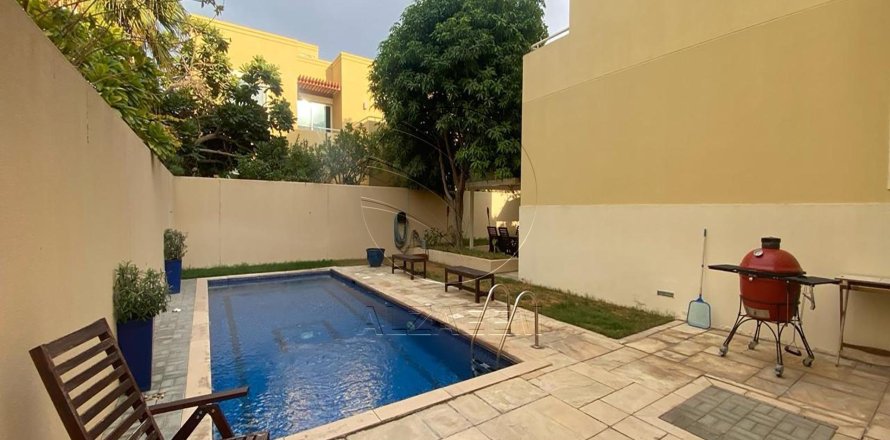 Villa de 5 dormitorios en Al Raha Gardens, UAE No. 90317