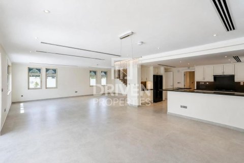 Вилла с 4 спальнями в Jumeirah Park, ОАЭ №209983 3