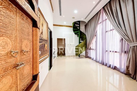 1723.72m² Villa in Sector E, UAE No. 192157 3