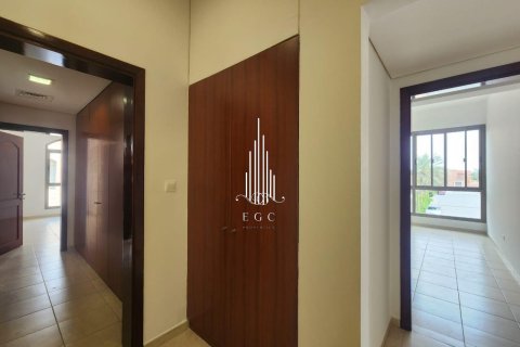 Villa de 4 dormitorios en Abu Dhabi Gate City, UAE No. 19796 16
