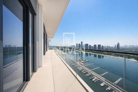 Penthouse de 4 dormitorios en EMAAR Beachfront, UAE No. 204627