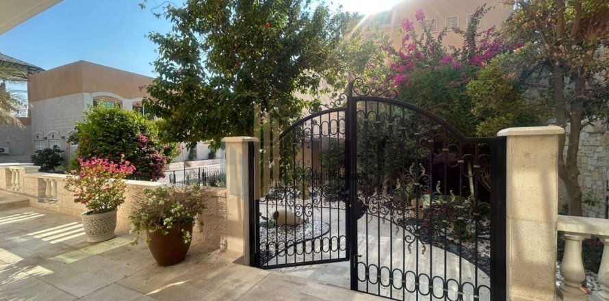 Вилла с 4 спальнями  №131522