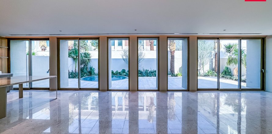 Villa de 5 chambres à Dubai, UAE No. 102731
