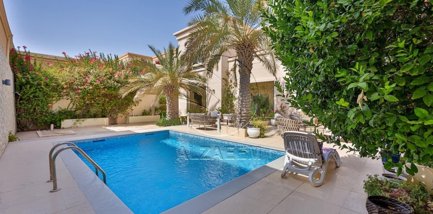 Villa de 5 dormitorios en Abu Dhabi, UAE No. 90934