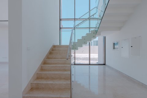 5 bedrooms Villa in Abu Dhabi, UAE No. 195081 3