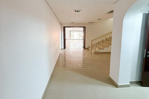 Villa de 4 dormitorios en Abu Dhabi, UAE No. 90221 19