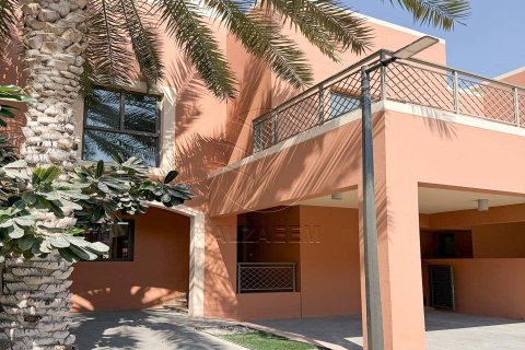 Villa de 4 dormitorios en Abu Dhabi, UAE No. 90221 2
