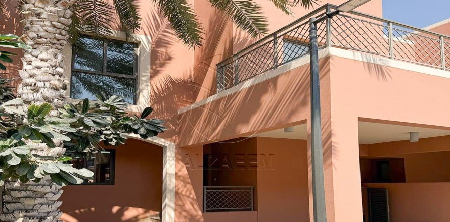 Villa de 4 dormitorios en Abu Dhabi, UAE No. 90221