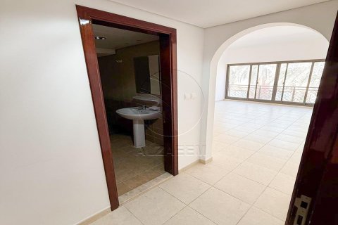 Villa de 4 dormitorios en Abu Dhabi, UAE No. 90221 12