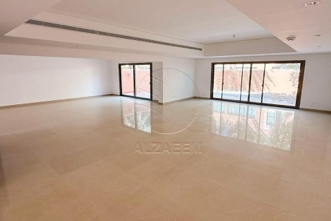 Villa de 4 dormitorios en Abu Dhabi, UAE No. 90221 22