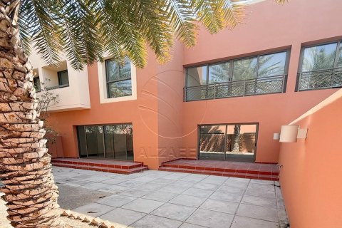 Villa de 4 dormitorios en Abu Dhabi, UAE No. 90221 5