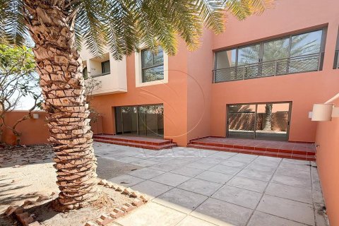 Villa de 4 dormitorios en Abu Dhabi, UAE No. 90221 3
