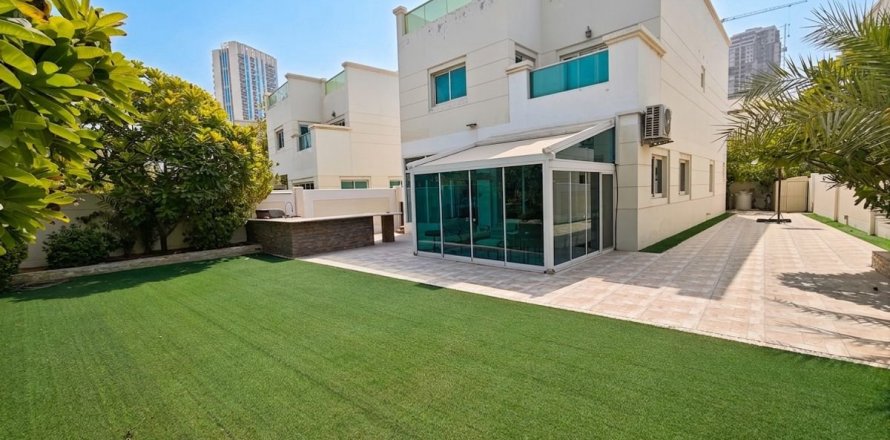 Villa de 4 dormitorios en Dubai, UAE No. 198724