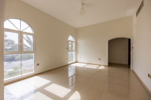 Commercial property de 5 dormitorios en Baniyas, UAE No. 79907 11