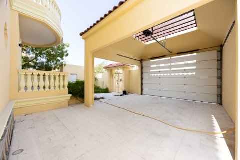 Commercial property de 5 dormitorios en Baniyas, UAE No. 79907 26