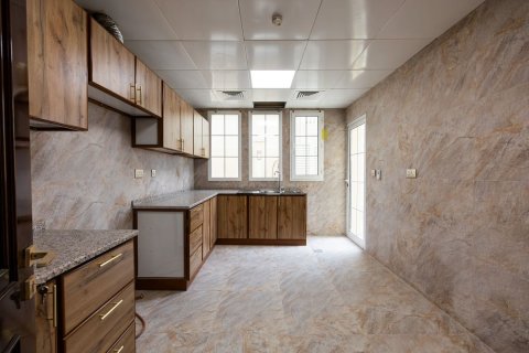 Commercial property de 5 dormitorios en Baniyas, UAE No. 79907 9