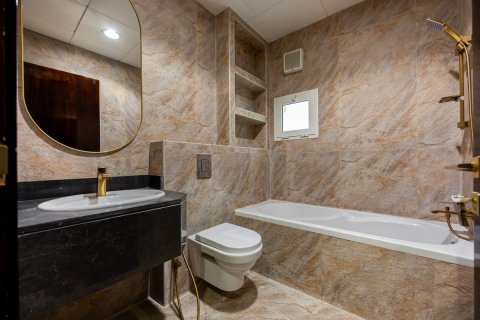 Commercial property de 5 dormitorios en Baniyas, UAE No. 79907 14