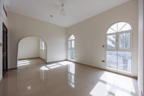 Commercial property de 5 dormitorios en Baniyas, UAE No. 79907 16