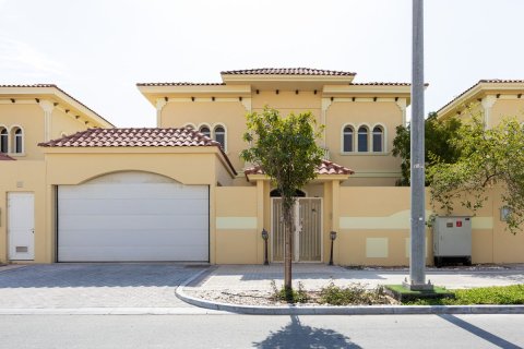 Commercial property de 5 dormitorios en Baniyas, UAE No. 79907 2