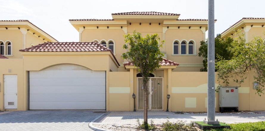 Commercial property de 5 dormitorios en Baniyas, UAE No. 79907