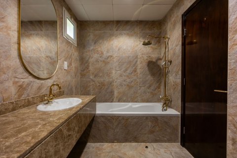 Commercial property de 5 dormitorios en Baniyas, UAE No. 79907 15