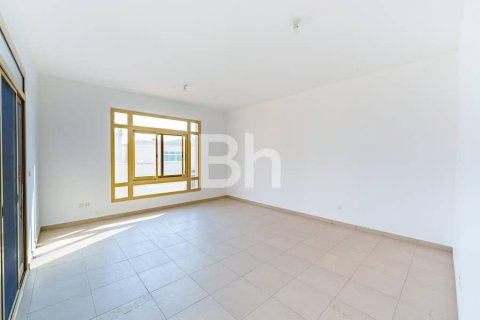 Вилла с 5 спальнями в Халифа-Сити, ОАЭ №63081 10