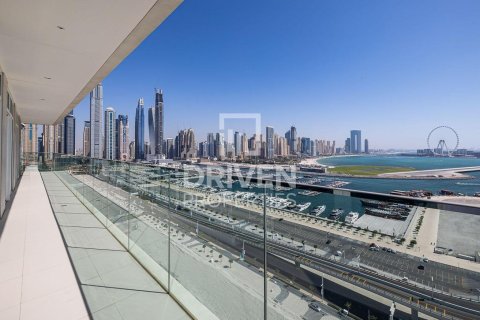 Квартира с 3 спальнями в EMAAR Beachfront, ОАЭ №192682 3