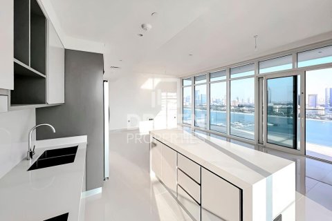 Квартира с 3 спальнями в EMAAR Beachfront, ОАЭ №192682 6