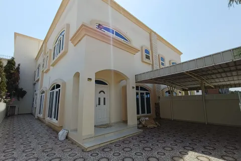 4 bedrooms Villa in Muscat, Oman No. 108479 3