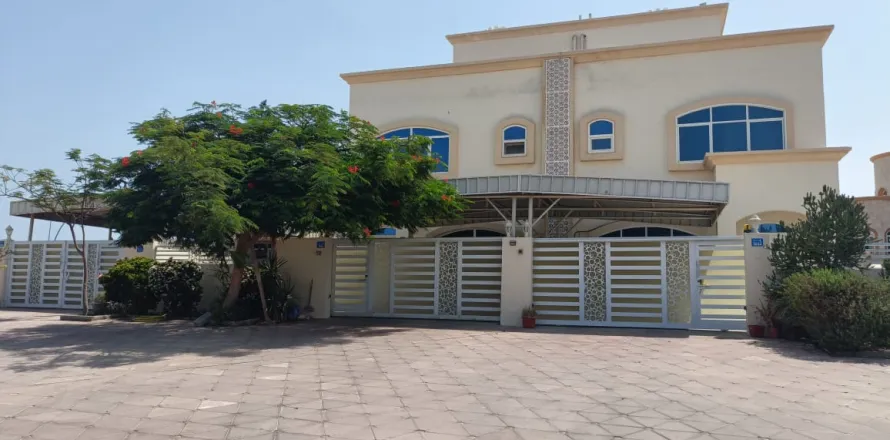 4 bedrooms Villa in Muscat, Oman No. 108479