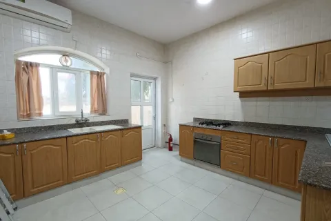 4 bedrooms Villa in Muscat, Oman No. 108479 6