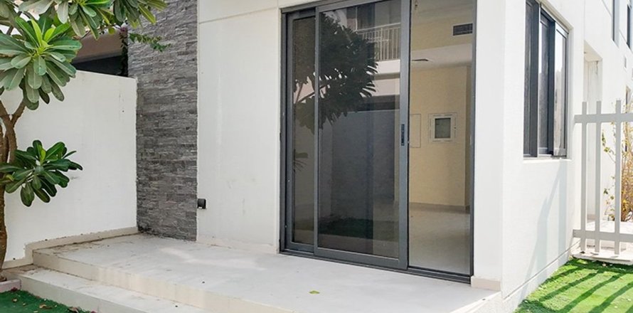 3 bedrooms Townhouse in Dubai, UAE No. 163650
