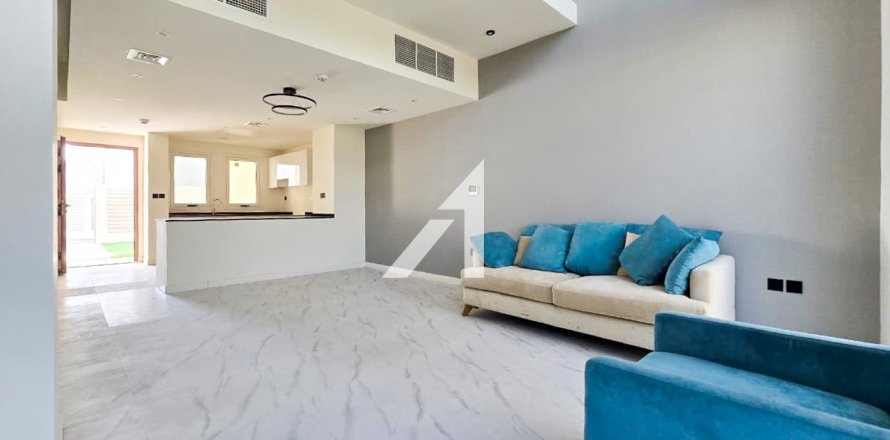 2 bedrooms Villa in Dubai Land, UAE No. 135431