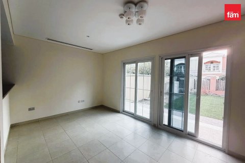 2 bedrooms Villa in Dubai, UAE No. 198644