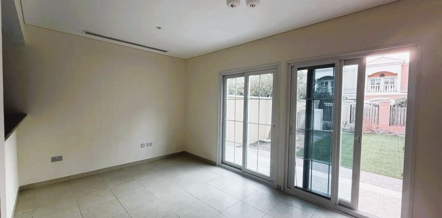 2 bedrooms Villa in Dubai, UAE No. 198644
