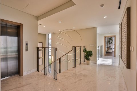 7 bedrooms Villa in Abu Dhabi, UAE No. 91327 18