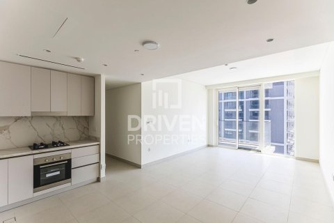 Квартира с 2 спальнями в EMAAR Beachfront, ОАЭ №192087 3