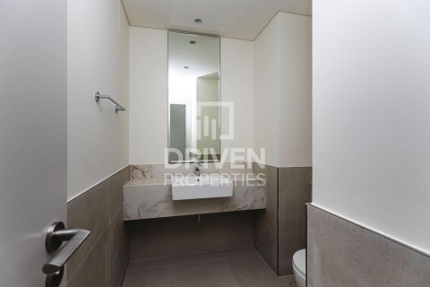 Квартира с 2 спальнями в EMAAR Beachfront, ОАЭ №192087 12