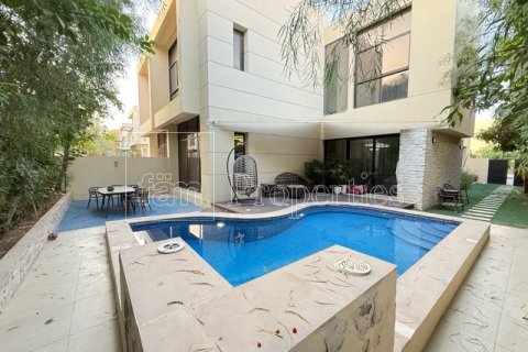 Villa de 4 dormitorios en Dubai, UAE No. 100157 1