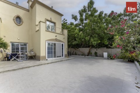 Villa de 4 dormitorios en Dubai, UAE No. 103338 2