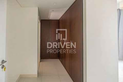 Apartment de 2 dormitorios en BLVD Crescent, UAE No. 193148 5